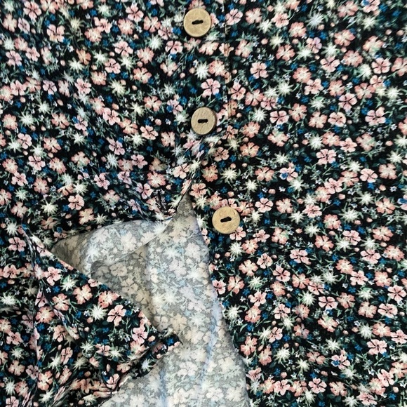 Maurices XL floral button down skirt size 18. Flowers on black background. - Picture 4 of 5